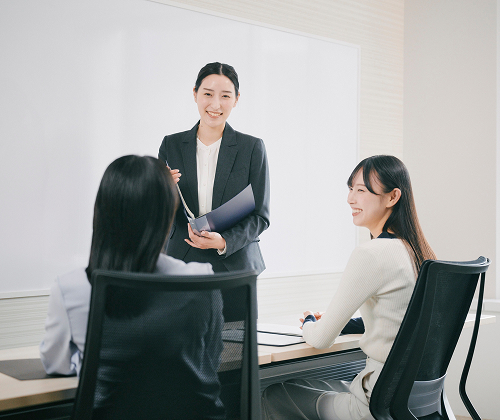 新人スタッフが研修を受けている写真