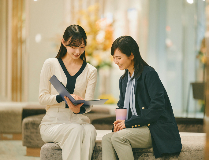 受付スタッフがロビーで談笑している写真