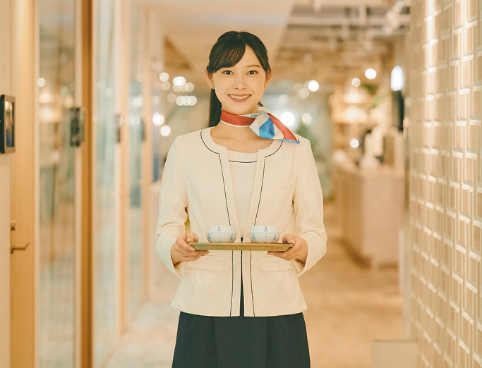 受付スタッフが呈茶している写真