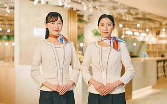 受付スタッフが出迎えている写真